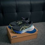 核心私 Asics Gel-Kayano 30简约百搭舒适耐磨透气低帮跑步鞋，Kayano是由板砖脚感进化而来的亚瑟士稳定跑鞋。在第30代，在支撑中保证了稳定。
