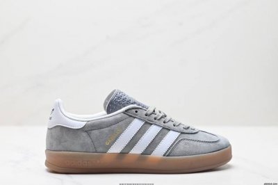 公司级Adlidas Originals Gazelle Indoor ”这款阿迪达斯运动鞋是 1979年 Gazelle Indoor 运动鞋的复兴，柔软的绒