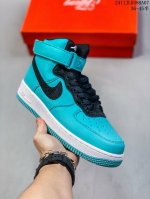 公司级带半码耐克Nike AIR FORCE 7 空军一号低帮百搭休闲运动板鞋。柔软、弹性十足的缓震性能和出色的中底设计，横跨复古与现代的外型结合，造就出风靡全
