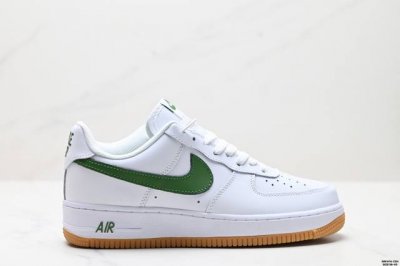 真标耐克Nike Air Force 1“07空军一号低帮百搭休闲运动板鞋。柔软、弹性十足的缓震性能和出色的中底设计，横跨复古与现代的外型结合，造就出风靡全球三