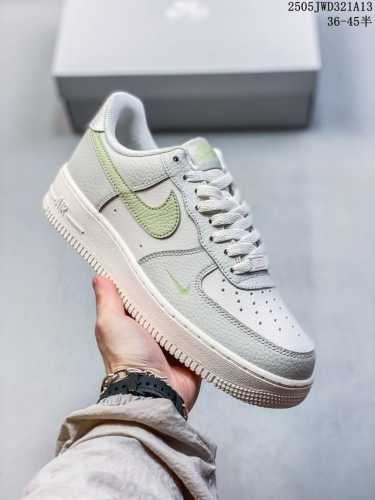 公司级带半码耐克Nike Air Force 1“07 Lv8空军一号低帮百搭休闲运动板鞋。柔软、弹性十足的缓震性能和出色的中底设计，横跨复古与现代的外结合，造