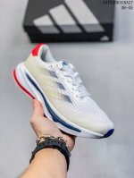 adidas Supernova 超级跑鞋 DREAMSTRIKE+ 中底科技精准调校的泡棉密度平衡柔弹性与支撑性，保证优异舒适的脚感枕形设柔软织物包裹提供稳固