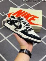 耐克 Nike Dunk Low Retro 运动鞋复古板鞋 解构绑带 双鞋带。作为 80 年代经典篮球鞋款，起初专为硬木球场打造，后来成为席卷街头的时尚标杆，