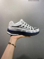 公司级耐克Nike P-6000 女子跑鞋内外侧都用了红色的钩子，采用透气材料，搭配匠心覆面，再现千禧年代的跑鞋风格，塑就大气外观。鞋款秉承 Nike Pega