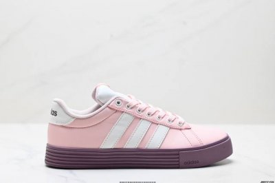 真标Adidas Daily 4.0 阿迪达斯 舒适百搭 低帮 板鞋 融合了复古与现代风格 简约而富有质感 整体线条流畅 轮廓分明 尽显时尚气息 鞋身采用经典的