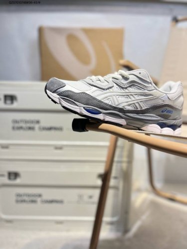 Asics Gel-Nyc亚瑟士经典跑鞋 如今机能风和户外风吹得正劲，便是主打“Urban Outdoor机能越野风格”，城市和户外场景都能轻松应对。关键是跑鞋