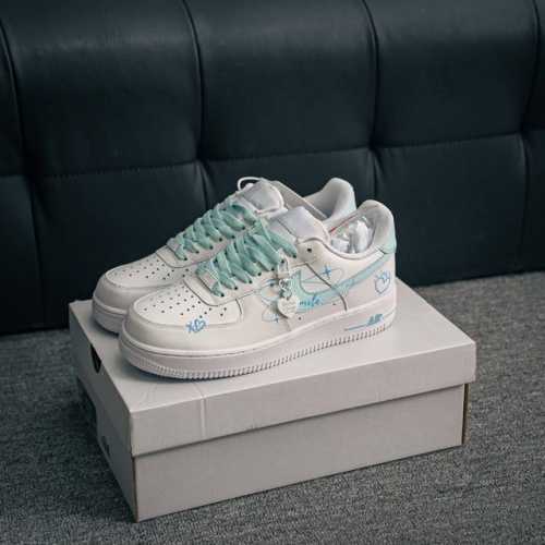 核心私 Air Force 1 原装级别 原楦头原纸板 打造纯正空军版型专注外贸渠道 全掌内置蜂窝气垫 原盒配件 原厂中底钢印、拉帮完美 货号：Cw2288 1