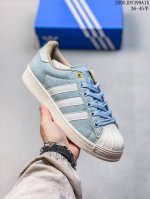 阿迪达斯 新款 Adidas Superstar 三叶草 经典贝壳头系列 新款休闲板鞋潮流男女士运动鞋 鞋面柔软织物材质 标志性的贝壳鞋头 锯齿三条纹 简约的线