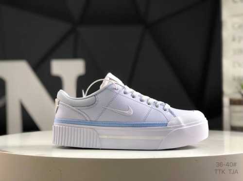 真标带半码 Nike 耐克 Court Legacy Lift 女士运动鞋 运动厚底小白鞋 复古休闲鞋，上部和合成的 Strati 重叠,增加纹理、深度和透气性