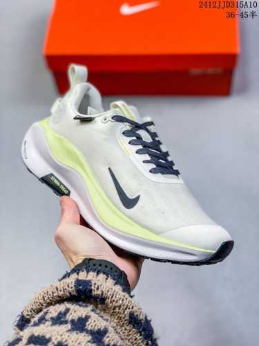 独家实拍 Nike Reactx Infinity Run 4 马拉松 轻量鞋面搭配位于足弓处的全新板带设计，细致包裹双脚，为nike飞马带来更稳固可靠的贴合感