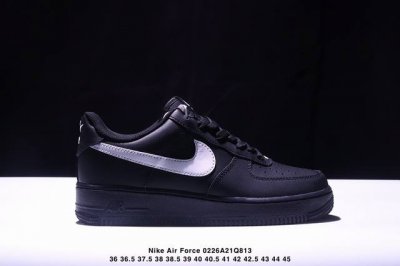 真标耐克Nike Air Force 1“07空军一号低帮百搭休闲运动板鞋。柔软、弹性十足的缓震性能和出色的中底设计，横跨复古与现代的外型结合，造就出风靡全球三