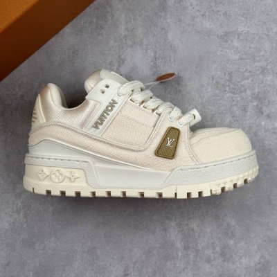 本地 核心私 Lv-路易-威登Trainer 2025走秀最新款 原版1：1开发复刻！！上脚非常舒适 做工精细鞋面由意大利进口小牛皮拼接，侧边饰有品牌Logo标