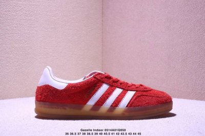 阿迪达斯 Adidas Originals Gazelle Indoor复古三叶草防滑透明橡胶板鞋经典运动鞋。这款经典鞋,忠于原版设计,缀撞色三条纹和鞋跟饰片。