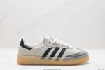 公司级阿迪达斯 Adidas Samba Kith Clarks 三叶草复古休闲防滑耐磨低帮板鞋 鞋款采用柔软的绒面革和耐用的皮革衬里融合在橡胶外底上，具有半透