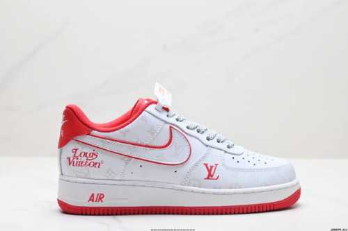 公司级耐克nike Air Force 7空军一号低帮百搭休闲运动板鞋。柔软、弹性十足的缓震性能和出色的中底设计，横跨复古与现代的外型结合，造就出风靡全球三十多