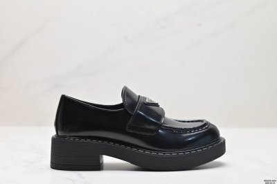 公司级prada 普拉达 Monolith 文艺简约 皮革 亮面皮革尖头 杨超越同款 厚底女士休闲单鞋 经典和现代工艺品质融合 精选小牛皮面料 百搭休闲老爹鞋舒
