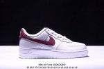 耐克nike Air Force 1 Low 空军一号低帮百搭休闲运动板鞋。柔软、弹性十足的缓震性能和出色的中底设计，横跨复古与现代的外型结合，造就出风靡全球三