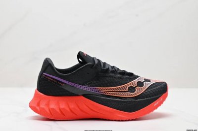 公司级Saucony索康尼 Endorphin pro4系列 男女低帮缓震跑步鞋 索康尼推出的跑鞋是一款外观激进但脚感舒适的跑鞋 采用了全新的中底设计和鞋面工程
