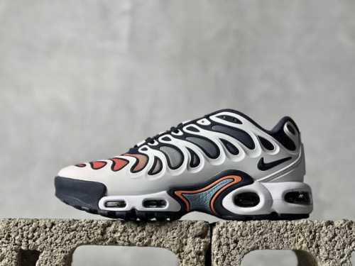 NK Air Max Plus 复古气垫跑鞋 中底造型大部分保留，仅在前段追加了加固上翻 鞋面的经典轮廓得以重塑 带来更契合现代审美的外观 整双鞋采用撞色妆点