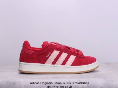 全真猪八 区别市面普通翻毛皮 adidas 阿迪达斯 男女鞋，升级原楦开发版型，采用猪巴革组合纤维革鞋面材质，内嵌欧索莱ortholite 混合 再生 鞋垫，外