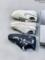 公司带半码 耐克Nike Air Force 1 07 空军一号低帮百搭休闲运动板鞋 柔软 弹性十足的缓震性能和出色的中底设计 横跨复古与现代的外结合 造就出风