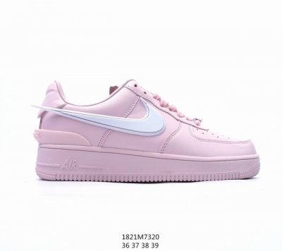 耐克 空军一号 Af1 低帮休闲板鞋 Ambush X Nk Air Force 1'07 Low Sp 空军一号联名标志性的swoosh延伸至鞋跟之外，鞋舌和