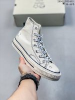 王源同款 Converse X Noritake联名系列，将简约与潮流完美融合。经典的1970S鞋型，米白色鞋面搭配精致的线条勾勒，鞋身俏皮的小人头与星星图案，