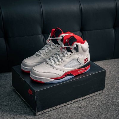 核心私 Air Jordan 5 Fire Red “Black Tongue” 是一款传奇的原创配色，将于 2025 年秋季回归。此版本庆祝该型号成立 35