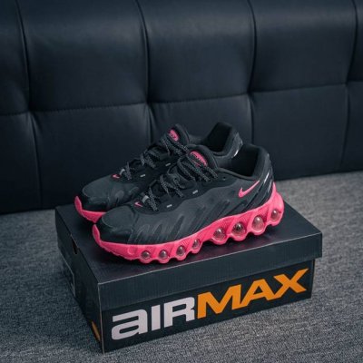 核心私 Nike Air Max Dn8 耐克气垫 缓震 耐磨运动鞋 鞋身材质均选择皮革 织物 麂皮多种材质覆盖 保证质感的前提下 层次感也相当不错 带有开窗式