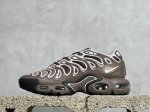 Mx Nk Air Max Plus Drift 复古气垫跑鞋 中底造型大部分保留，仅在前段追加了加固上翻 鞋面的经典轮廓得以重塑 带来更契合现代审美的外观 整