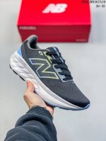 New Balance Nb休闲低帮跑步鞋，织物鞋面，舒适透气。鞋身设计方便穿脱。系带设计，贴合脚踝，鞋底设计采用耐磨的鞋底，增强耐用性。 货号：M520Lb9