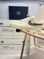 耐克 Nike Air Force 7空军一号 百搭休闲运动板鞋。柔软、弹性十足的缓震性能和出色的中底设计，横跨复古与现代的外型结合，造就出风靡全球三十多年的F