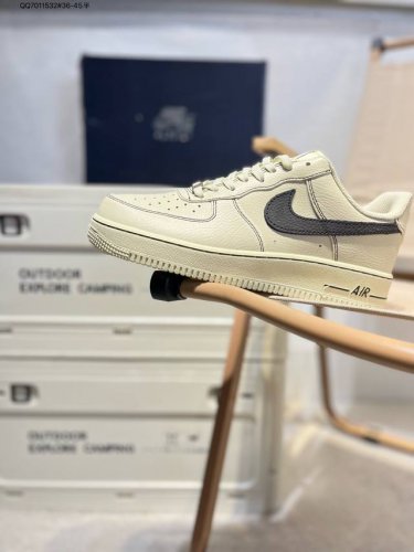 耐克 Nike Air Force 7空军一号 百搭休闲运动板鞋。柔软、弹性十足的缓震性能和出色的中底设计，横跨复古与现代的外型结合，造就出风靡全球三十多年的F