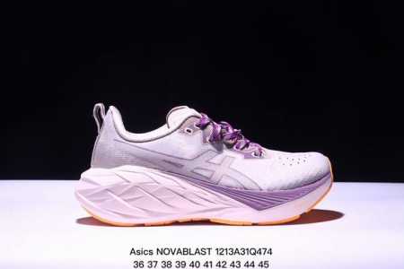 Asics亚瑟士 Novablast 4 轻量缓震透气休闲跑步鞋。相较上代最大的改变就是中底从前两代的ffblast升级到了ffblast+，初上脚的静态脚感不 - 点击图像关闭