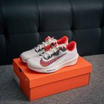 核心私 Nike Air Zoom Rival Fly 4 轻量跑鞋鞋面采用舒适材质，提升上脚体验。鞋身延续了经典款式设计，并加强了鞋面的包裏和支撑性能。鞋底精