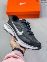 公司级nike Journey Run 2024跑步鞋 使用了新型的缓震材料 脚感偏韧 后跟有加厚的海绵填充 鞋子前掌和后掌做了加宽设计 增加了跑步时的稳定性