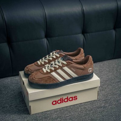 核心私 adidas Samba Og 桑巴舞街头系列德训运动板鞋 采用固色翻毛皮组合牛剖革鞋面材质 外置正确3层组合围条加厚烟胶橡胶大底 货号 Dd6604