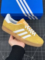 阿迪达斯adidas Originals Gazelle Indoor 三叶草黄白复古休闲防滑耐磨低帮板鞋 鞋款采用柔软的绒面革和耐用的皮革衬里融合在橡胶外底上