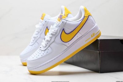 真标耐克Nike Air Force 7空军一号低帮百搭休闲运动板鞋。柔软、弹性十足的缓震性能和出色的中底设计，横跨复古与现代的外型结合，造就出风靡全球三十多年
