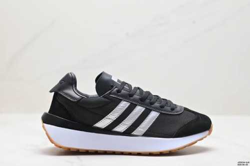 阿迪达斯 Adidas Xlg 生胶厚底 秀气大方的鞋型 气质修身。以现代设计融合复古跑步和足球风，采用锦纶和绒面革鞋面，灵感源自70年代 Country跑鞋设