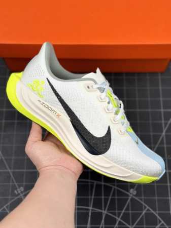 Nike Pegasus Plus 飞马系列透气缓震运动跑鞋 #全新一代拥有 Zoom Air 一如既往的稳定感和流畅感 鞋面采用工程网眼设计 为特定高热区域营 - 点击图像关闭
