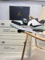 Air Jordan Legacy 312 乔丹篮球鞋系列 号称 “最强三合一” 的 Jordan Legacy 312，自然有着杂交结合的设计，它的名字就展现