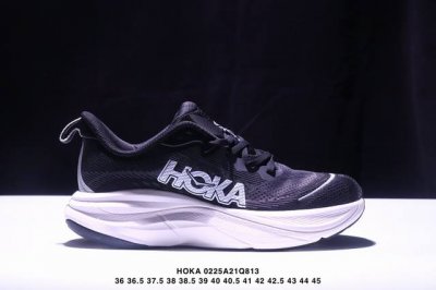 公司级小红书推荐M Skyflow 全新配色 这个品牌来自于新西兰的毛利语，Hoka表示大地，One One表示飞越，连起来就是飞越地平线，One One不是读