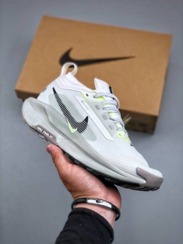 Nike Reactx pegasus Trail 5 Gtx 越野跑步鞋登月兼顾迅疾外观和稳固脚感 后跟覆面和中足动态支撑巧妙融合 缔造稳定顺畅的迈步体验 货