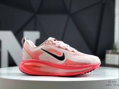 200 耐克 Nike Vomero 18 舒适减震防滑 低帮跑步鞋 全掌Reactx泡绵中底 前掌和后跟还配备了Air Zoom气垫单元 据说跑起来更快更舒适