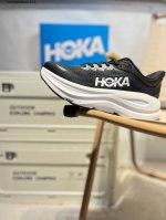 hoka One One Clifton 9 Low 全新配色这个品牌来自于新西兰的毛利语，Hoka表示大地，One One表示飞越，连起来就是飞越地平线，On