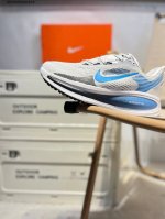 nike Vomero 18 耐克 舒适减震防滑 低帮跑步鞋 全掌Reactx泡绵中底 前掌和后跟还配备了Air Zoom气垫单元 据说跑起来更快更舒适哦 这次