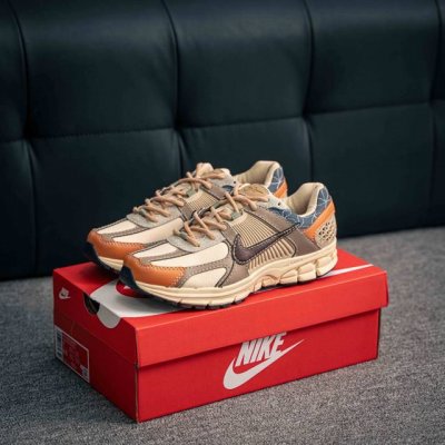 核心私 Nike Zoom Vomero 5 Sp 佛莫罗5代系列经典复古休闲运动慢跑鞋 #采用环保纤维革饰片组合网眼布鞋面材质 正确后跟Tpu加固 耐弯折热塑