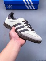 二层真标！Adidas Samba Og 经典鞋款 Adidas 近70年的经典Samba Og 修长的鞋楦,略微尖尖的鞋头,翻毛皮的鞋头拼接,这些我们都看得到