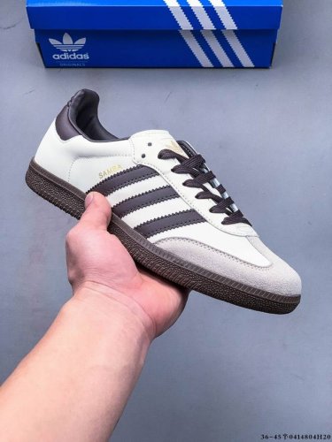 二层真标！Adidas Samba Og 经典鞋款 Adidas 近70年的经典Samba Og 修长的鞋楦,略微尖尖的鞋头,翻毛皮的鞋头拼接,这些我们都看得到